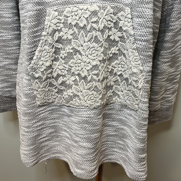 Women’s Gray & Lace Long Sweatshirt - Picture 2 of 12